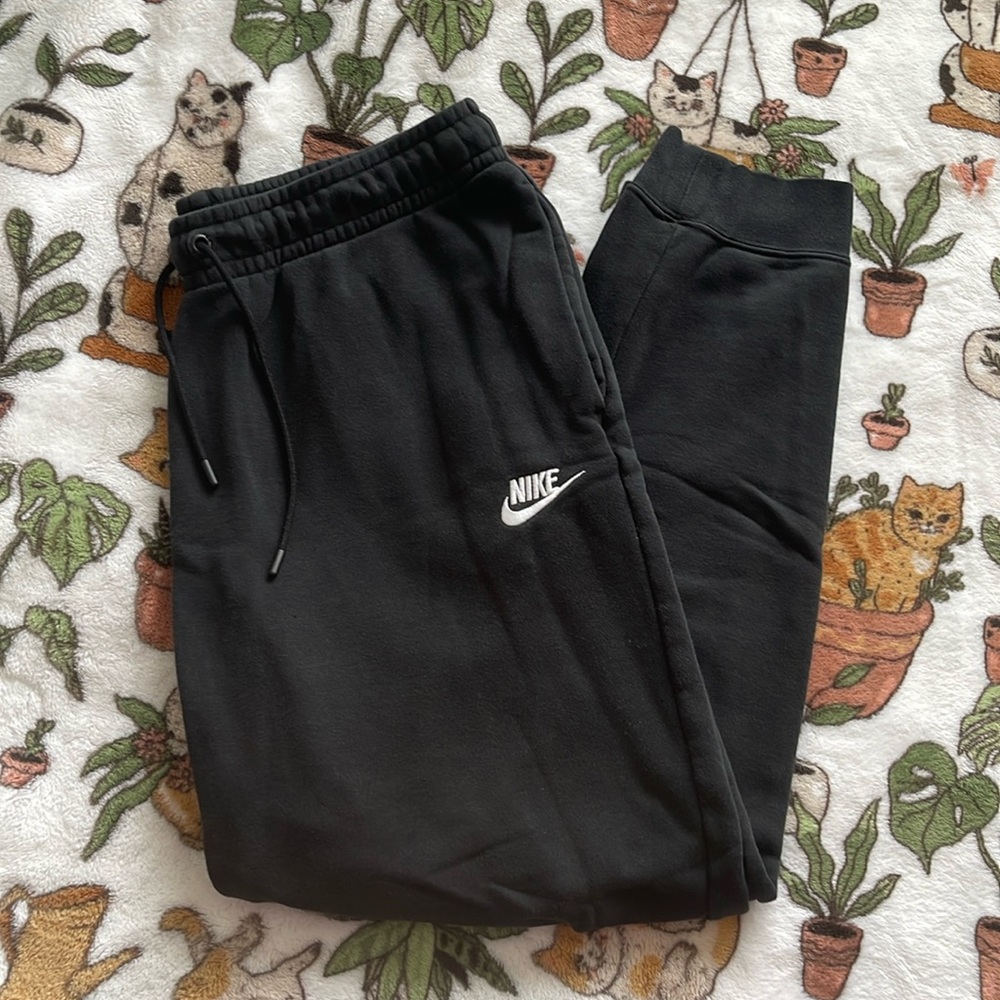 Women’s Nike Sweatpants - Medium